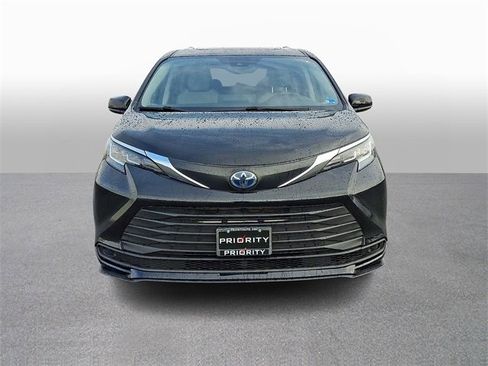 Used 2021 Toyota Sienna LE w/ LE Plus Package image 2