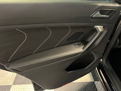 Certified 2024 Volkswagen Tiguan SE FWD image 18