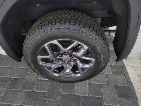 New 2026 GMC Sierra 1500 SLE image 10