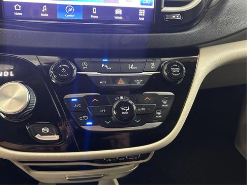 Used 2022 Chrysler Pacifica Touring-L FWD image 35