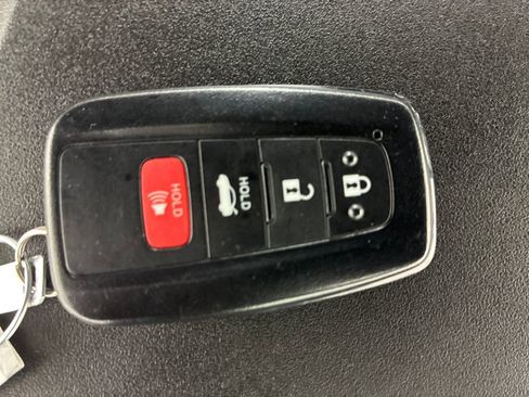 Used 2022 Toyota Camry XLE image 32