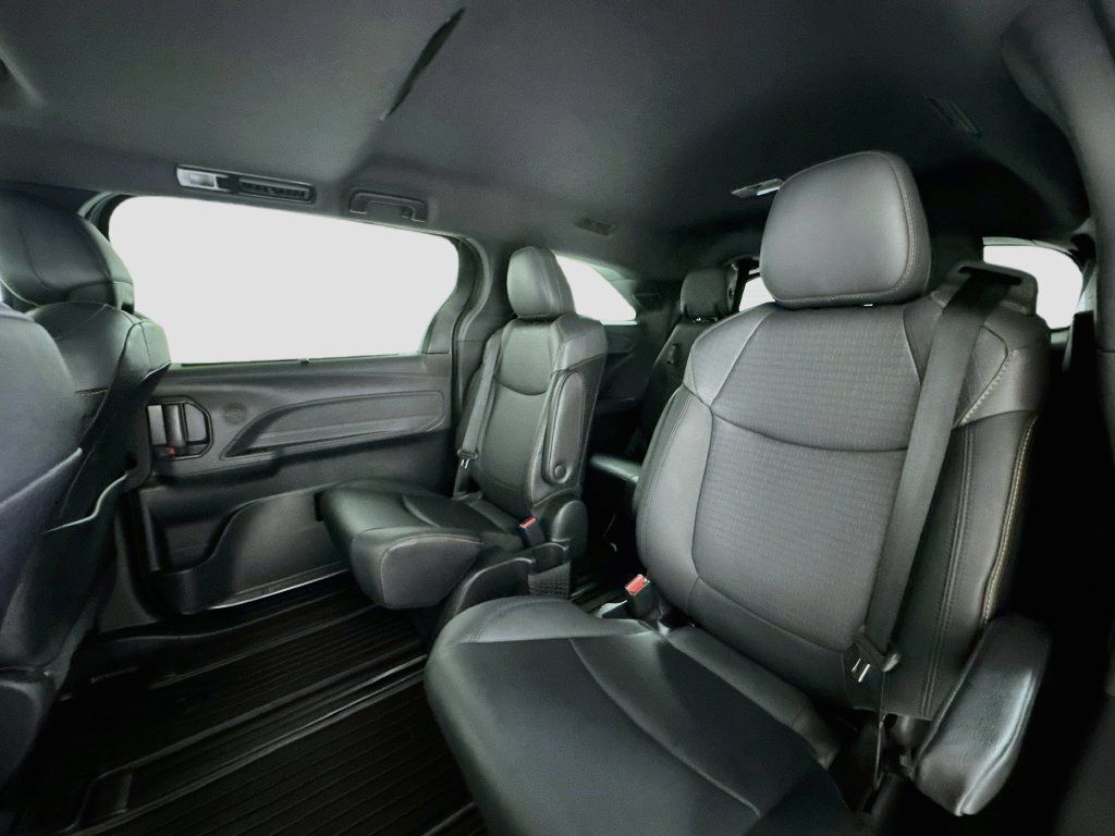 Used 2022 Toyota Sienna XLE Woodland Edition AWD/4WD image 24