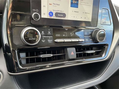 Used 2023 Toyota Highlander LE image 29