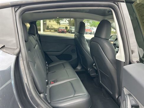 Used 2025 Tesla Model Y Long Range RWD image 38