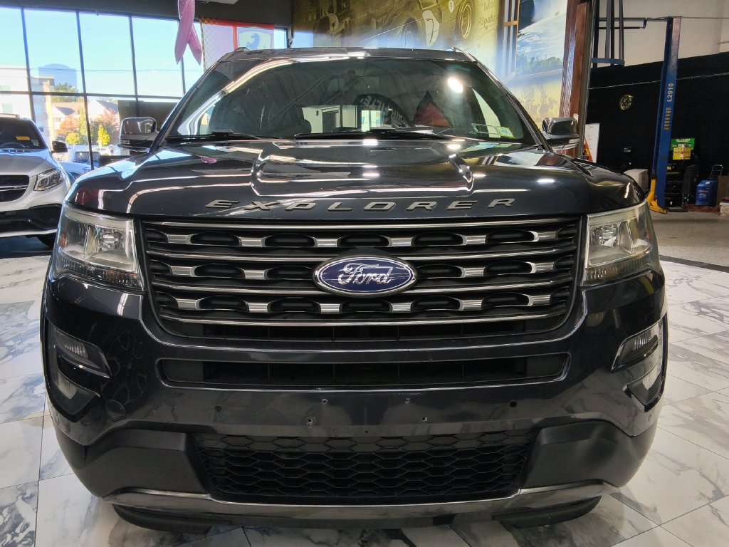 Used 2017 Ford Explorer XLT w/ Equipment Group 202A AWD/4WD image 2