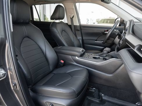 Used 2024 Toyota Highlander XLE AWD/4WD image 48