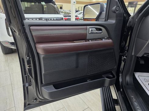 Used 2017 Ford Expedition Platinum RWD image 37