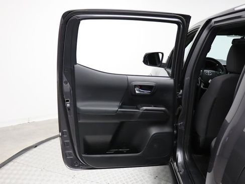 Used 2017 Toyota Tacoma TRD Sport image 21