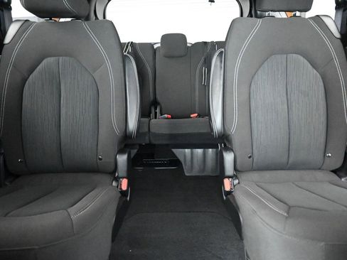 Used 2024 Chrysler Pacifica Touring image 34