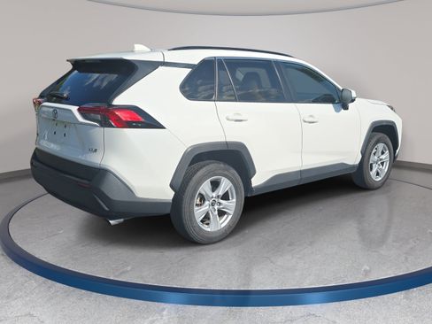 Used 2019 Toyota RAV4 XLE w/ Convenience Package FWD image 5