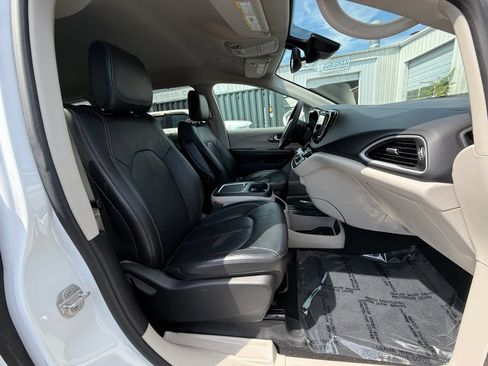 Used 2022 Chrysler Pacifica Touring-L FWD image 27