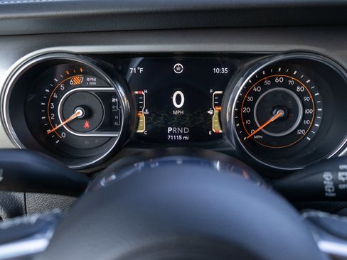 Used 2019 Jeep Wrangler Unlimited Sahara AWD/4WD image 12