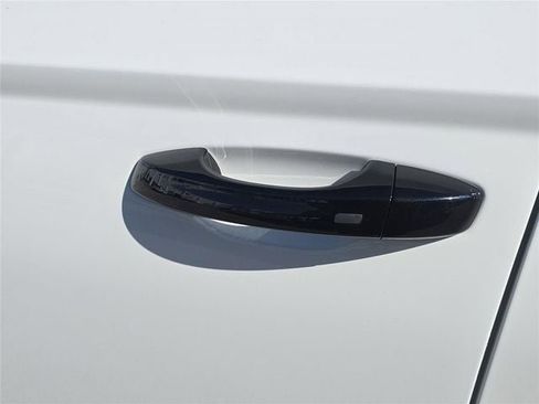 New 2026 Volkswagen Taos SE image 8