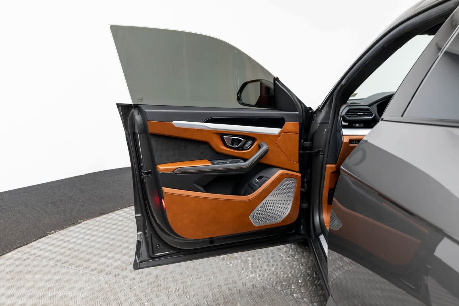 Used 2022 Lamborghini Urus AWD/4WD image 25