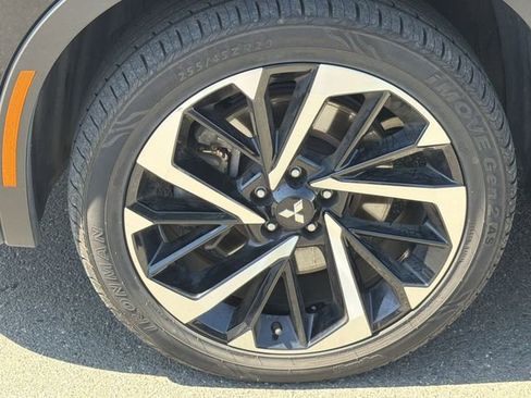 Used 2024 Mitsubishi Outlander AWD image 16