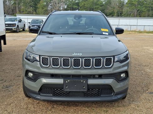 Used 2024 Jeep Compass Latitude image 2