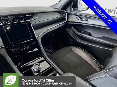 Used 2025 Jeep Grand Cherokee Altitude AWD/4WD image 27