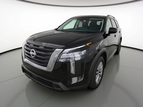Used 2025 Nissan Pathfinder SV image 3