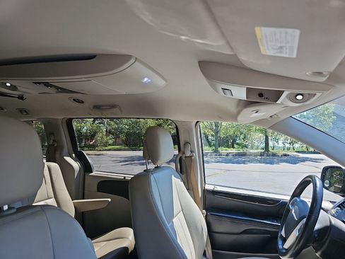 Used 2015 Chrysler Town & Country Touring w/ Driver Convenience Group FWD image 12