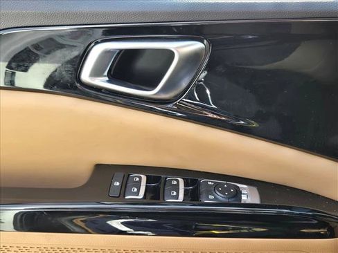 Used 2024 Kia Carnival EX image 8