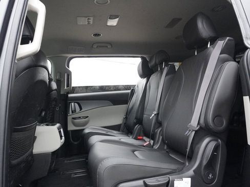 Used 2022 Kia Carnival LX image 38