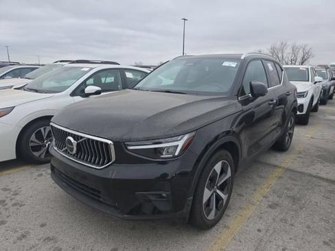 Used 2025 Volvo XC40 B5 Plus AWD/4WD image 2