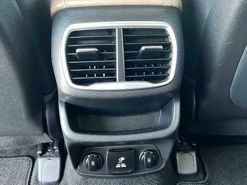Used 2020 Hyundai Santa Fe Limited AWD/4WD image 15
