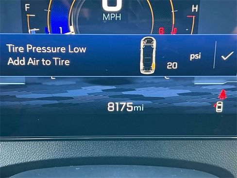 Used 2025 Chevrolet Traverse LT image 28