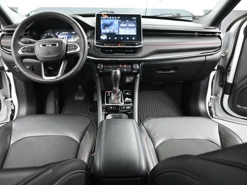 Used 2025 Jeep Compass Trailhawk w/ Trailhawk Convenience Group AWD/4WD image 34