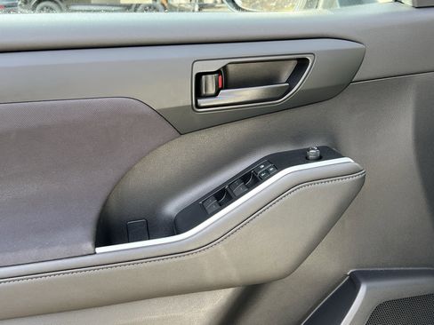 Used 2020 Toyota Highlander L image 12