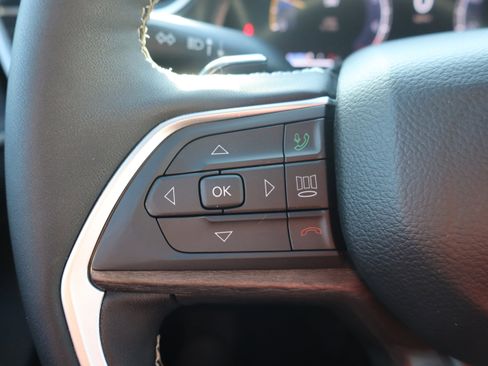 Used 2024 Jeep Grand Cherokee Limited w/ Black Appearance Package image 15