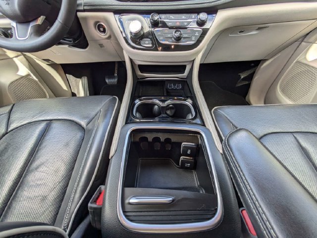 Used 2023 Chrysler Pacifica Limited FWD image 25