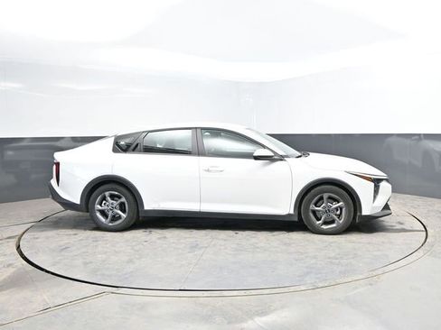 Used 2025 Kia K4 LXS image 12
