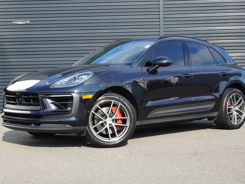 Certified 2022 Porsche Macan S AWD/4WD image 1