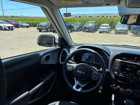 Used 2025 Kia Soul LX w/ LX Technology Package FWD image 32