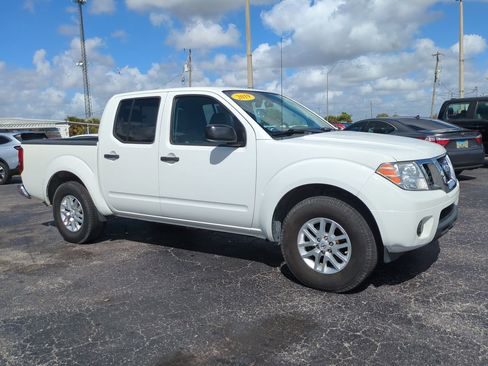 Used 2019 Nissan Frontier SV image 2