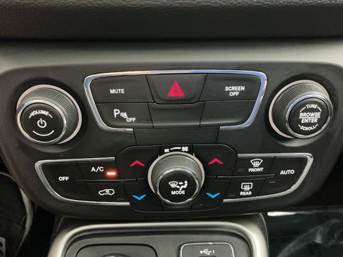 Used 2019 Jeep Compass Latitude w/ Cold Weather Group AWD/4WD image 32