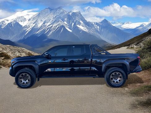 Used 2024 Toyota Tacoma Trailhunter image 2