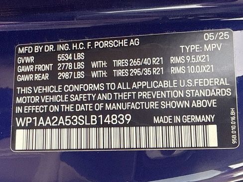 Certified 2025 Porsche Macan AWD/4WD image 12