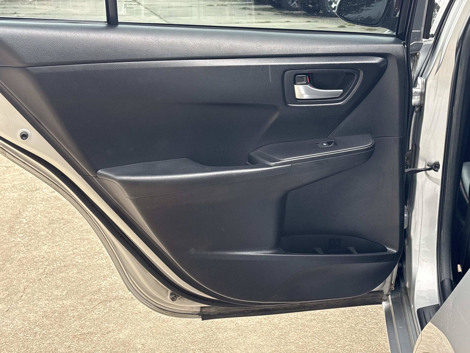 Used 2015 Toyota Camry SE w/ Moonroof Package FWD image 11