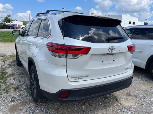 Used 2017 Toyota Highlander XLE w/ Carpet Mat Package AWD/4WD image 4