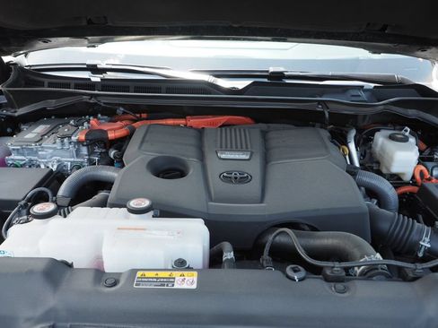Used 2025 Toyota Sequoia Platinum AWD/4WD image 11