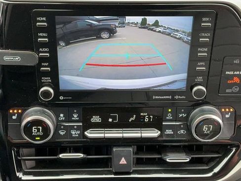 Used 2020 Toyota Highlander XLE AWD/4WD image 22