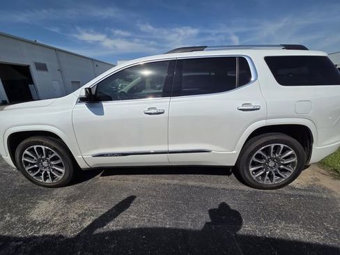 Used 2021 GMC Acadia Denali w/ Denali Technology Package FWD image 4