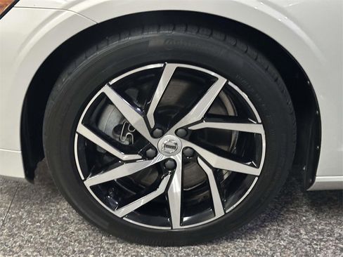 Used 2019 Volvo S60 T6 Momentum image 9