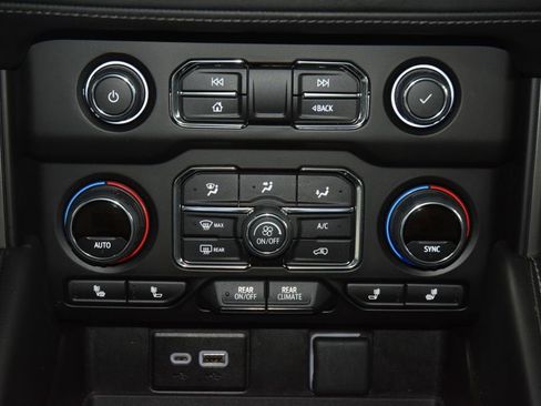 Used 2024 Chevrolet Suburban Z71 w/ Off-Road Capability Package AWD/4WD image 32