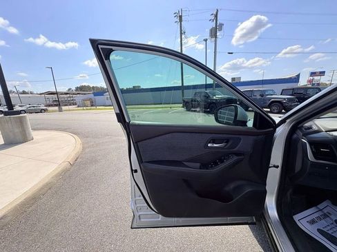 Used 2022 Nissan Rogue SV FWD image 22