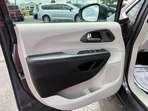 Used 2023 Chrysler Pacifica Touring-L FWD image 14