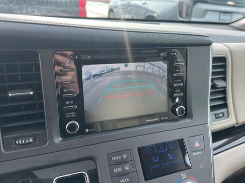 Used 2018 Toyota Sienna XLE image 30