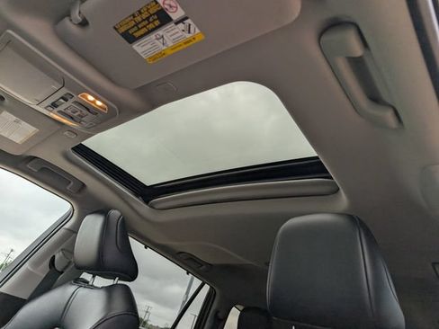 Used 2023 Toyota Highlander XLE AWD/4WD image 28